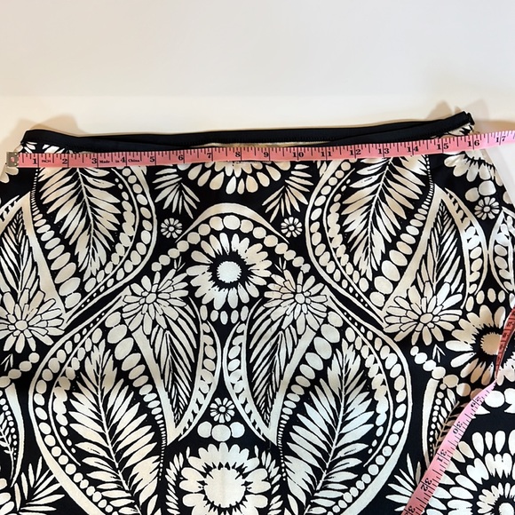 Banana Republic silk black and white skirt size 6 beautiful pattern lined career - Picture 11 of 11
